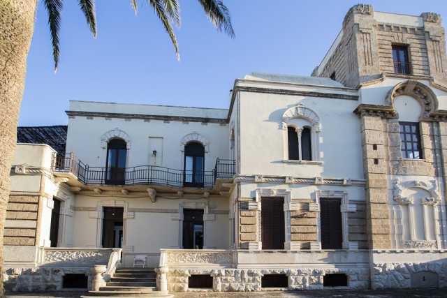 Il Villino Traversa: quell'eclettica dimora che sorge sul decadente lungomare di Santo Spirito 